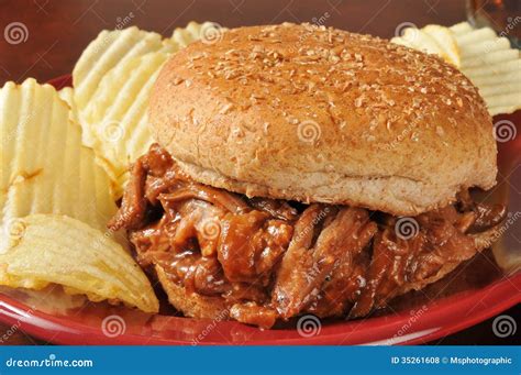 How much fat is in bbq pork sandwich with wheat bun - calories, carbs, nutrition
