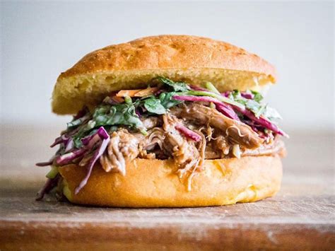 How much fat is in bbq pulled pork bun - calories, carbs, nutrition