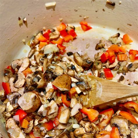 How much fat is in beef and mushroom saute plate - calories, carbs, nutrition
