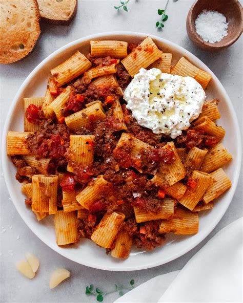 How much fat is in beef bolognese with brown rice small - calories, carbs, nutrition