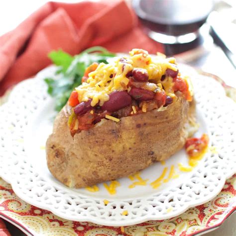 How much fat is in beef chili baked potato - calories, carbs, nutrition