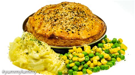 How much fat is in beef steak and kidney pie served with mashed potato and broccoli - calories, carbs, nutrition