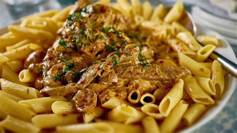 How much fat is in beef stroganoff with penne pasta large - calories, carbs, nutrition