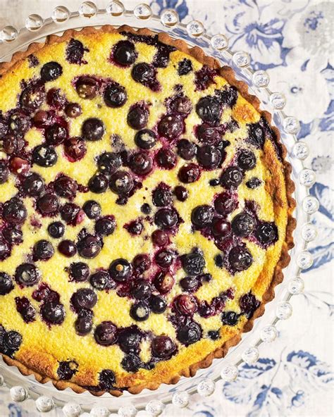 How much fat is in berry tart - calories, carbs, nutrition