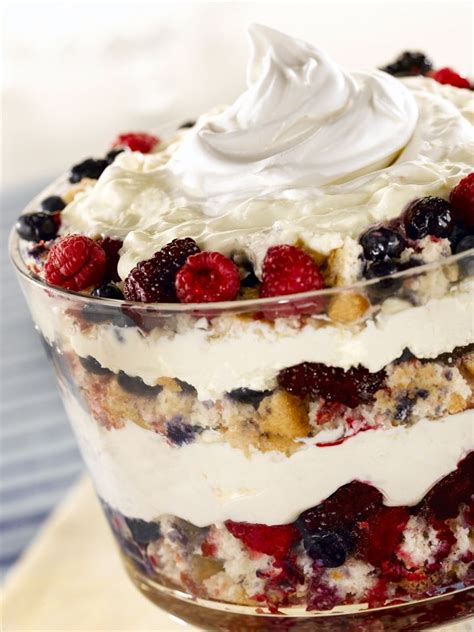 How much fat is in berry trifle - calories, carbs, nutrition