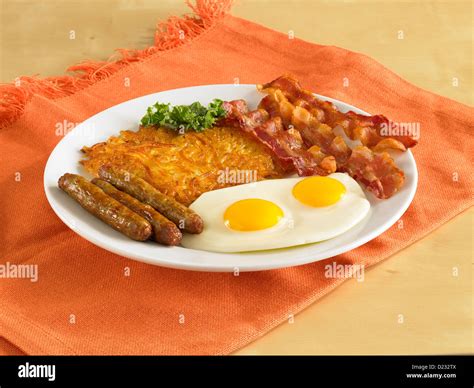 How much fat is in big breakfast(eggs, sausage, bacon, hashbrowns) - calories, carbs, nutrition