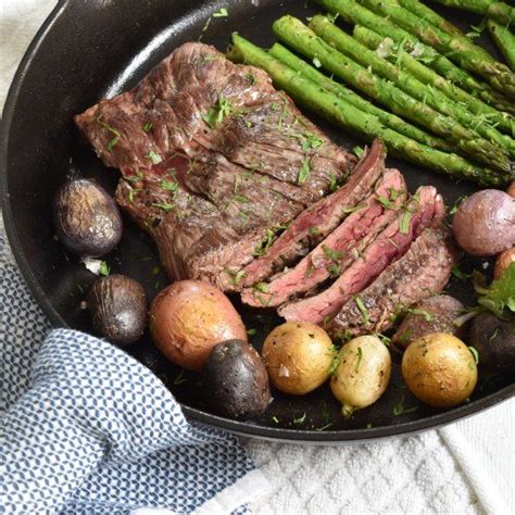 How much fat is in blackberry balsamic skirt steak with roasted asparagus smashed potatoes - calories, carbs, nutrition