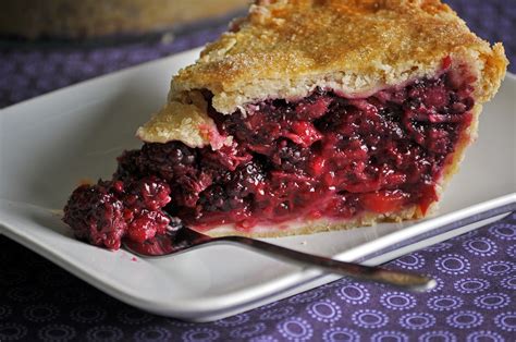 How much fat is in blackberry pie - calories, carbs, nutrition