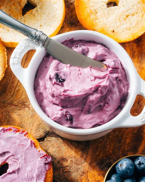 How much fat is in blueberry cream cheese - calories, carbs, nutrition