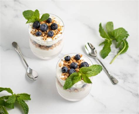 How much fat is in blueberry granola yogurt parfait - calories, carbs, nutrition