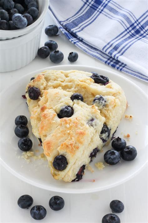 How much fat is in blueberry scones - fresh made - calories, carbs, nutrition