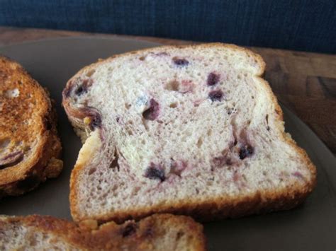 How much fat is in blueberry streusel breakfast bread - calories, carbs, nutrition