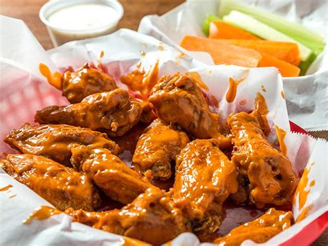 How much fat is in boneless buffalo chicken wing basket - calories, carbs, nutrition