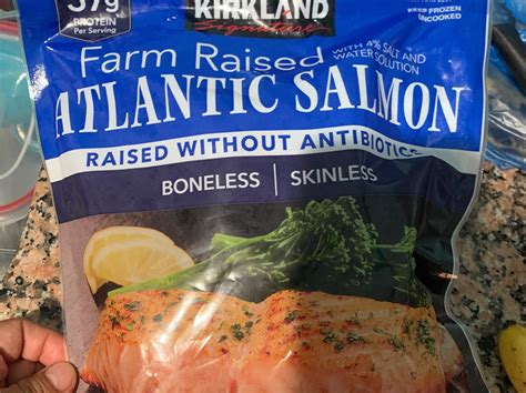 How much fat is in boneless salmon fillets - calories, carbs, nutrition