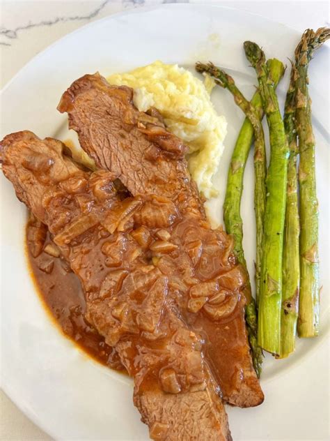 How much fat is in braised beef brisket - calories, carbs, nutrition