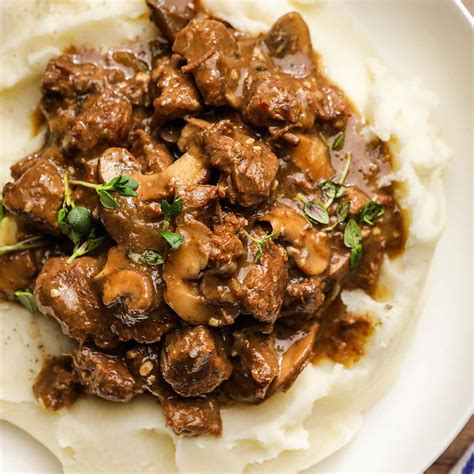 How much fat is in braised beef tips with mushrooms - calories, carbs, nutrition