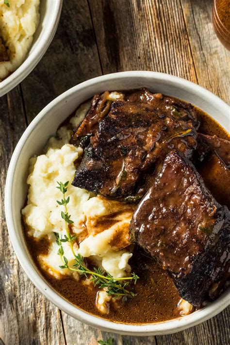 How much fat is in braised short ribs of beef - calories, carbs, nutrition