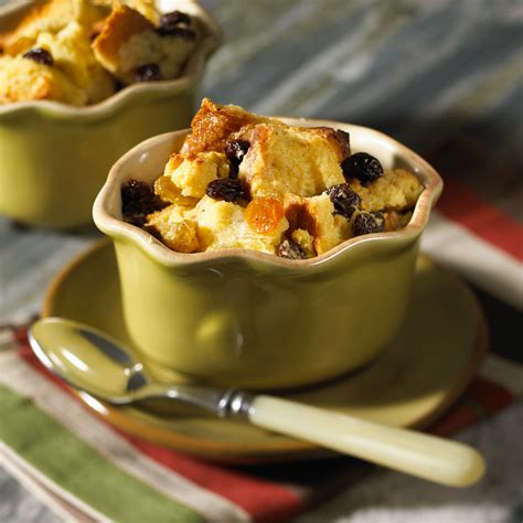 How much fat is in bread pudding with raisins - calories, carbs, nutrition