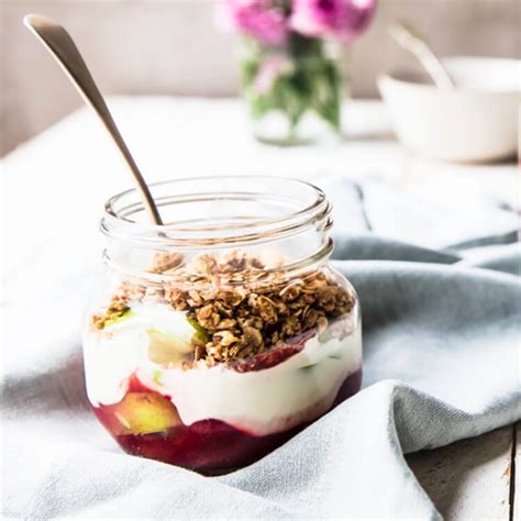 How much fat is in breakfast crumble with cinnamon yoghurt - calories, carbs, nutrition