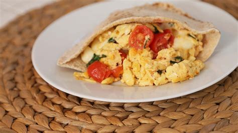 How much fat is in breakfast pita - calories, carbs, nutrition