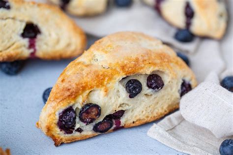 How much fat is in breakfast scones - calories, carbs, nutrition