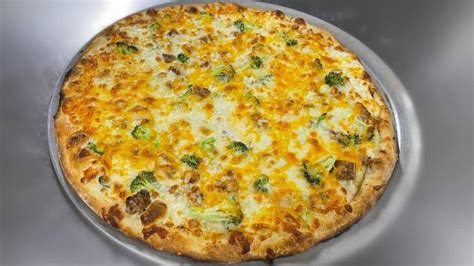 How much fat is in broccoli and cheddar pizza - calories, carbs, nutrition