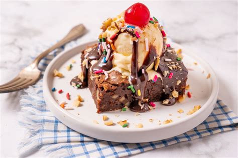 How much fat is in brownie sundae - calories, carbs, nutrition