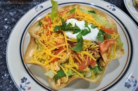 How much fat is in buffalo chicken taco salad bowl - calories, carbs, nutrition