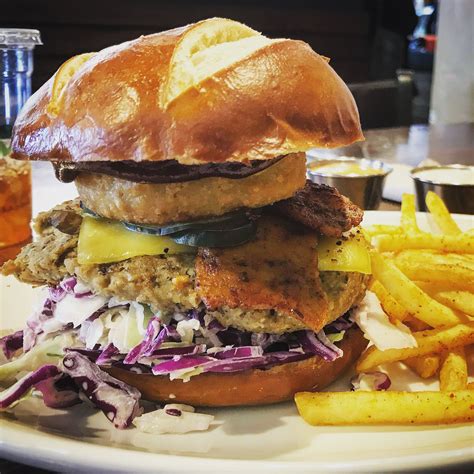How much fat is in burger 5.3 oz brisket crispy bbq gouda - calories, carbs, nutrition