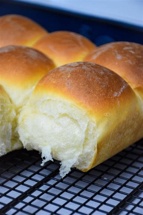 How much fat is in butter and egg dinner roll - calories, carbs, nutrition