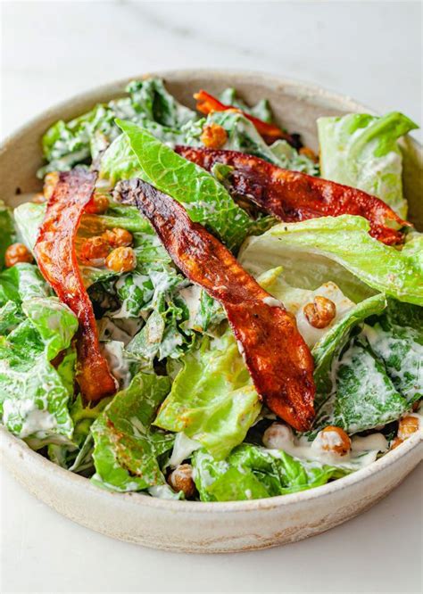 How much fat is in caesar salad with bacon - calories, carbs, nutrition