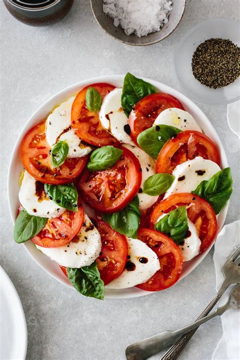 How much fat is in caprese & tuscan white bean salad - calories, carbs, nutrition