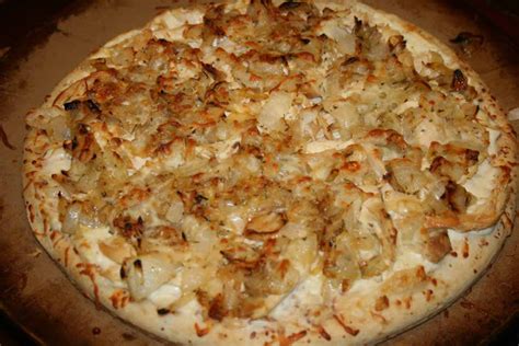 How much fat is in caramelized onion and chicken pizza - calories, carbs, nutrition