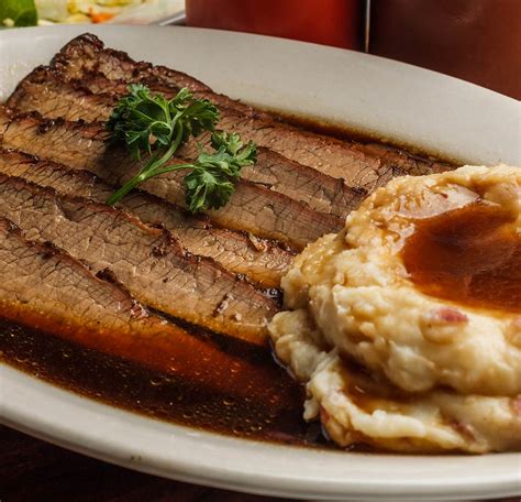 How much fat is in carved smoked brisket platter - calories, carbs, nutrition