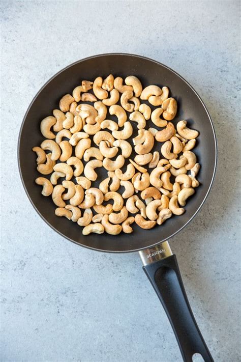 How much fat is in cashews, roasted & unsalted - calories, carbs, nutrition