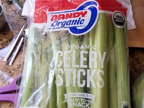 How much fat is in celery sticks - calories, carbs, nutrition