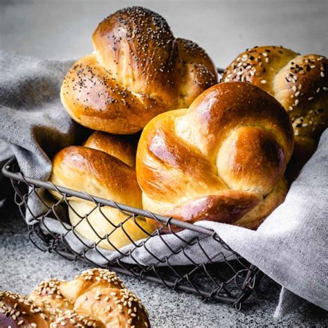How much fat is in challah roll - calories, carbs, nutrition