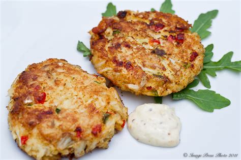 How much fat is in charleston crab cakes - 3 oz. - calories, carbs, nutrition