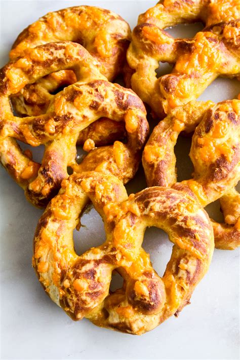 How much fat is in cheddar cheese pretzels - calories, carbs, nutrition