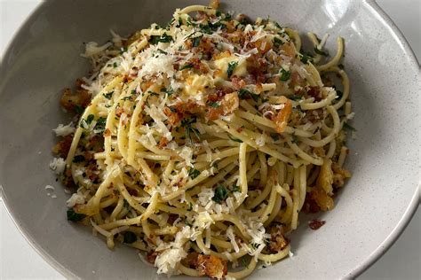 How much fat is in cheese, leek and bacon pasta served with garlic bread and side salad - calories, carbs, nutrition