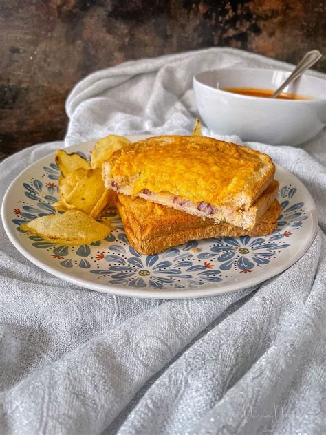 How much fat is in cheese and red onion toastie - calories, carbs, nutrition