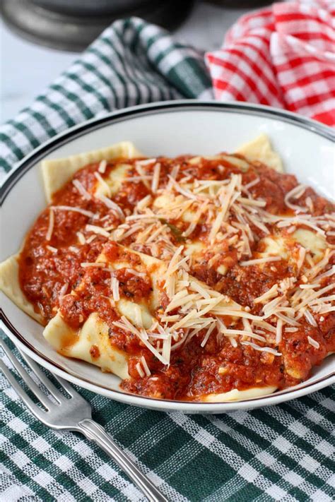 How much fat is in cheese and spinach ravioli with meat sauce - calories, carbs, nutrition