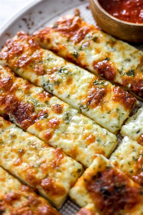 How much fat is in cheesy garlic bread - calories, carbs, nutrition