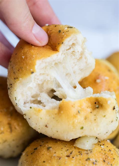 How much fat is in cheesy garlic rolls - calories, carbs, nutrition