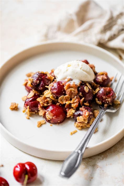 How much fat is in cherry crisp - calories, carbs, nutrition