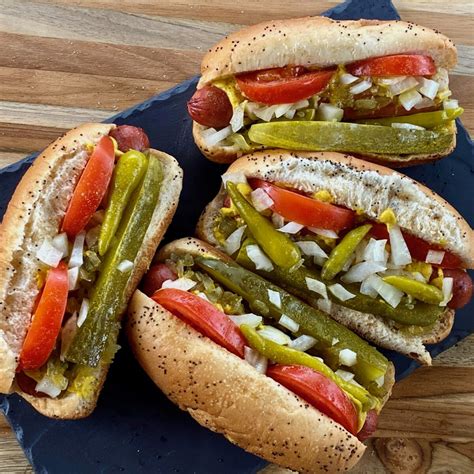 How much fat is in chicago dog - calories, carbs, nutrition