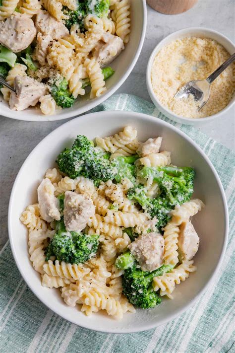 How much fat is in chicken and broccoli alfredo - calories, carbs, nutrition