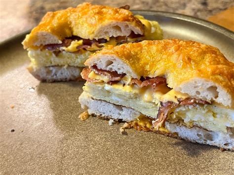 How much fat is in chicken and mature cheddar toastie - calories, carbs, nutrition