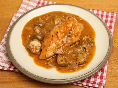 How much fat is in chicken chasseur served with roast potatoes - calories, carbs, nutrition