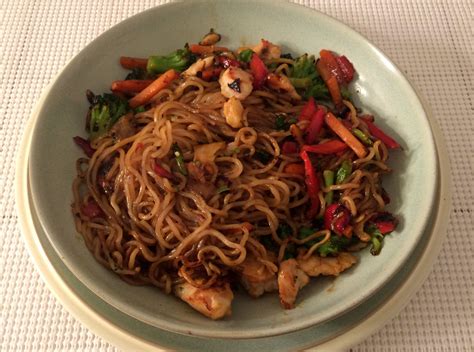 How much fat is in chicken chow mein (81422.3) - calories, carbs, nutrition